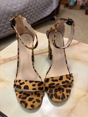 YoKi Women’s animal print ankle strap shoes. Excellent condition size 11.